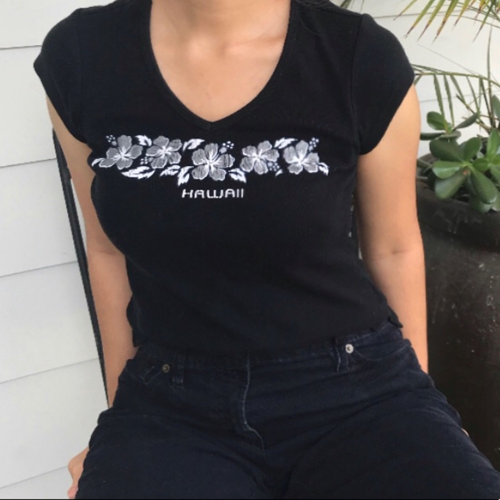 Kavio Hawaii Flower Black V-Neck Short Sleeve Top